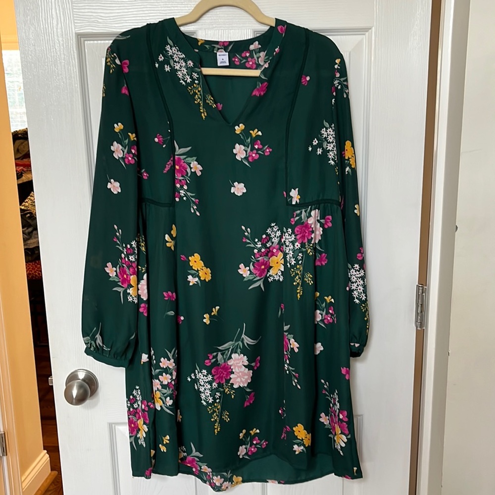 Old Navy green/ floral dress. Size Medium